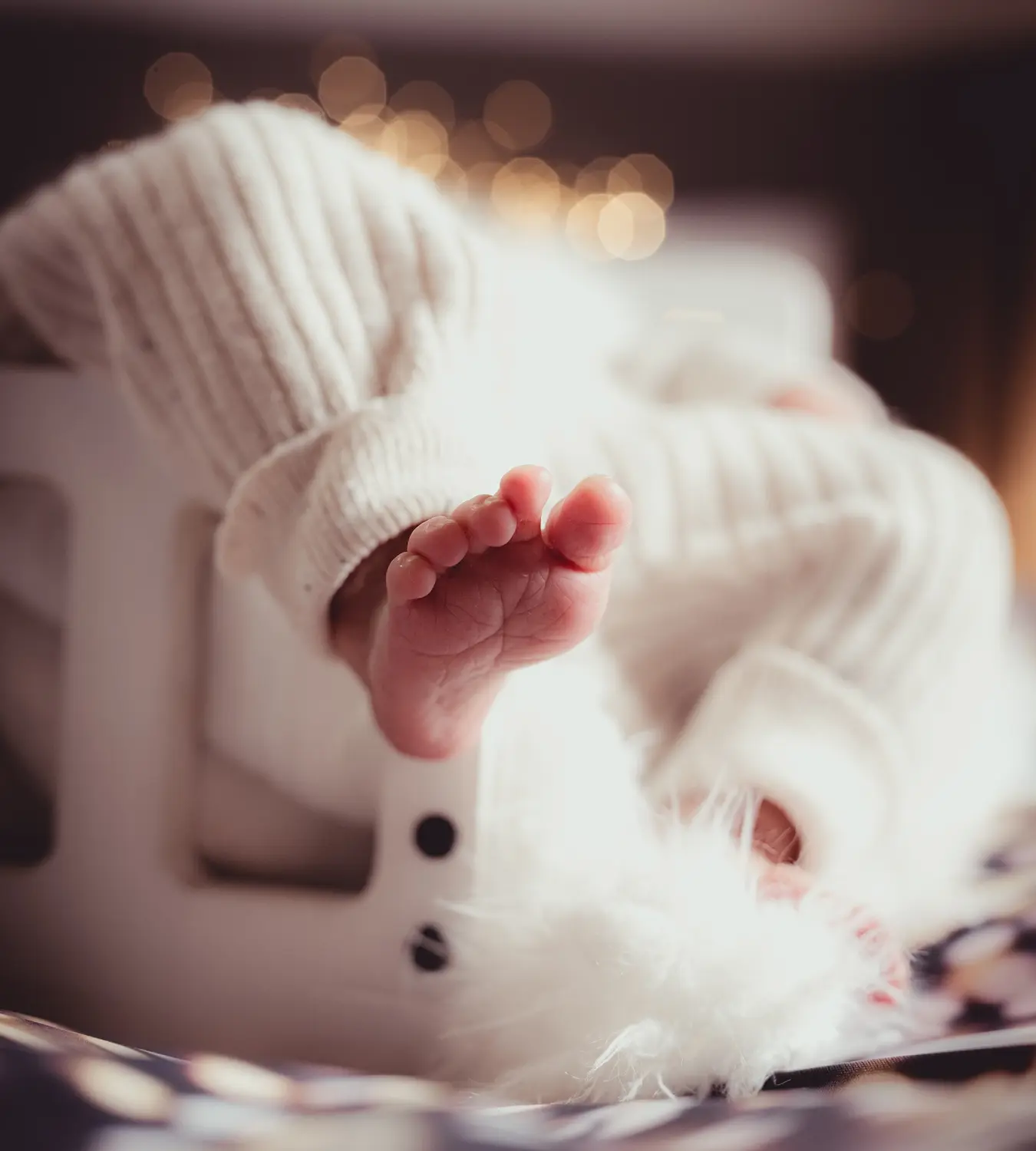 Auf diesem Bild sehen Sie den nackten Fuß im Fokus eines neugeborenen Babys